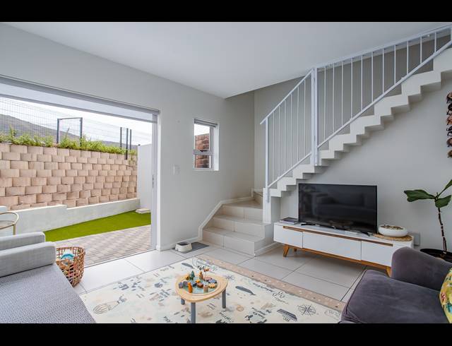 2 BEDROOM TOWNHOUSE RENTED IN HONEYDEW COUNTRY ESTATE